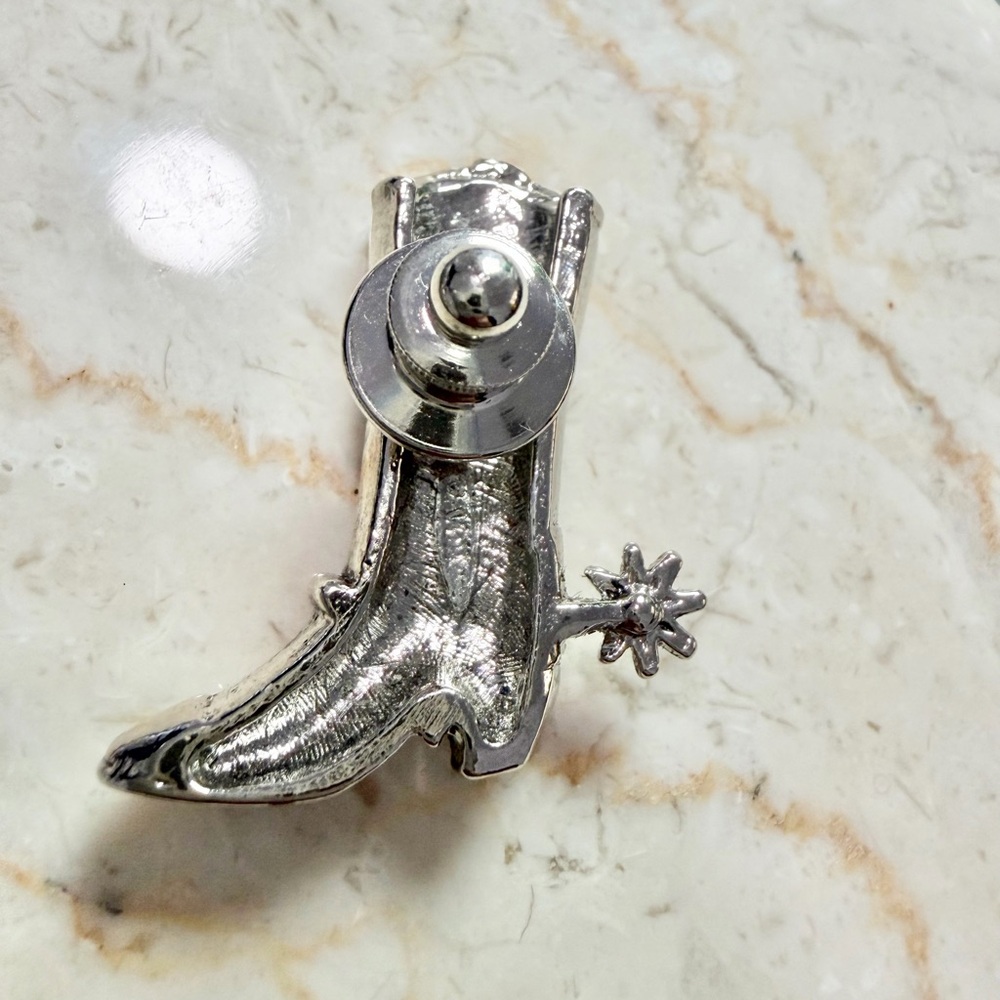 Vintage Avon Lapel Pin Western Cowboy Silver Tone Floral Pattern Boot Spur - Picture 4 of 5